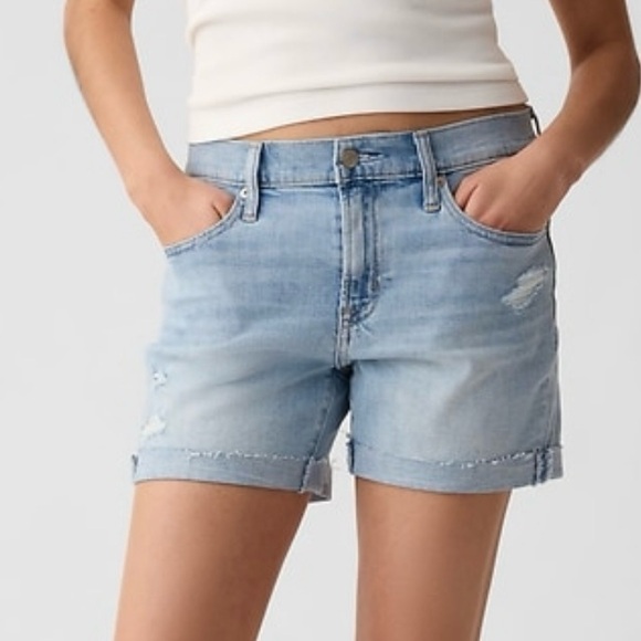 GAP Pants - 🆕- GAP -5” Girlfriend Mid-Rise Short